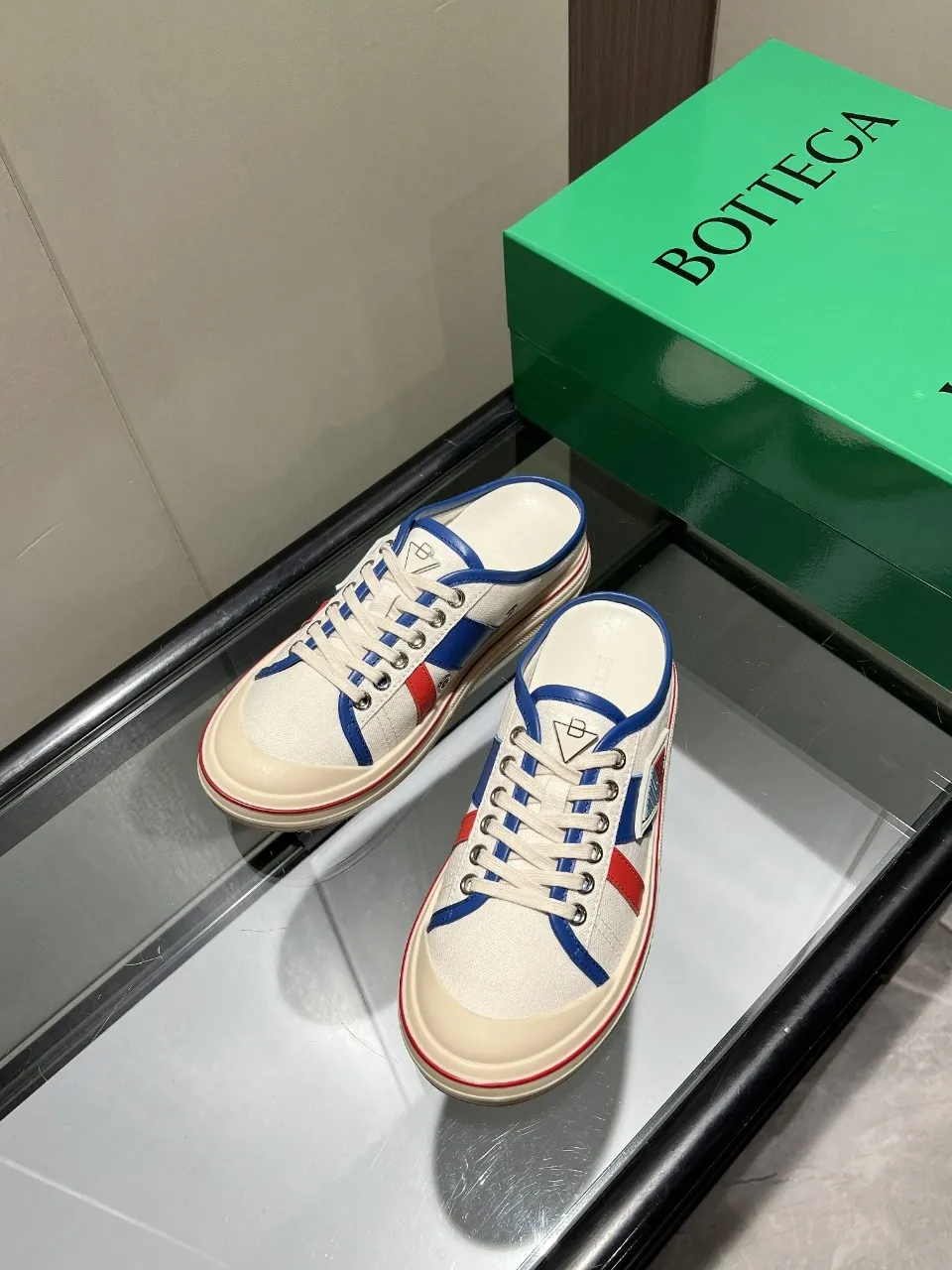 p500🐮🐮Bottega Veneta Bottega Veneta BV’s latest Eliot series retro basketball shoes casual sports canvas shoes will become a god when it is launched! [Celebration] [Celebration] A 1:1 copy of the original version, [Fireworks] original material, [Fireworks] original color system, inspired by retro basketball sneakers, the color combination highlights youthful vitality and perfectly interprets the theme of youth and childlike innocence. The details are also very particular. The summer canvas brings excellent durability and comfort. Designs such as calfskin trim, rubber toe caps and hand-painted retro red lines are full of retro feel. The round toe and convex sole add a modern feel and are suitable for various styles. Easily create a fashionable atmosphere. The upper foot is the focus...can be worn as a couple's shoes...each shoe has more taste and attitude! Fabric: Original customized high-density canvas + cowhide Lining: Original customized breathable canvas Insole: movable latex cowhide insole. Sole: original molded non-slip and wear-resistant TPU material. Sole thickness: 3cm. Size: women's size 35#-40#, men's size 39#-45#.